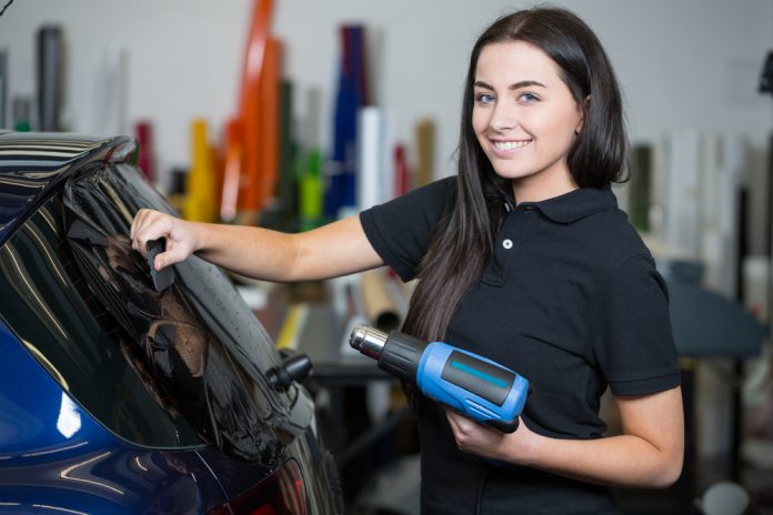 ¿Vinilar el coche en casa? ¡Ningún problema con nuestro consejos!