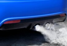 El tubo de escape echa humo y huele mal