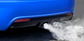 El tubo de escape echa humo y huele mal