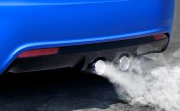 El tubo de escape echa humo y huele mal
