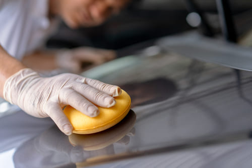 Proteger la pintura con un agente sellador o cera para coches