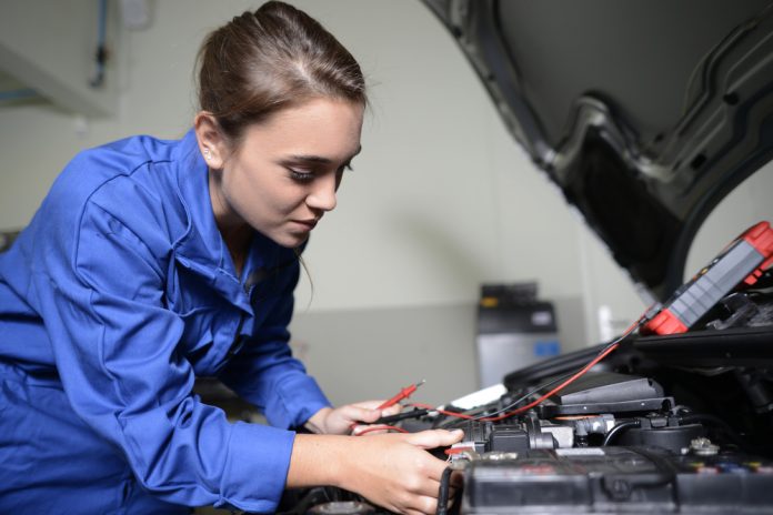 El mantenimiento adecuado para el sistema de aire acondicionado de su vehículo - ¡Así se hace correctamente!