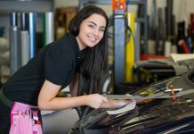 Pegar y retirar pegatinas de coches correctamente - ¡Así se hace!