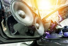 Cambiar la radio del coche: ¡así se monta y desmonta correctamente!