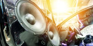 Cambiar la radio del coche: ¡así se monta y desmonta correctamente!