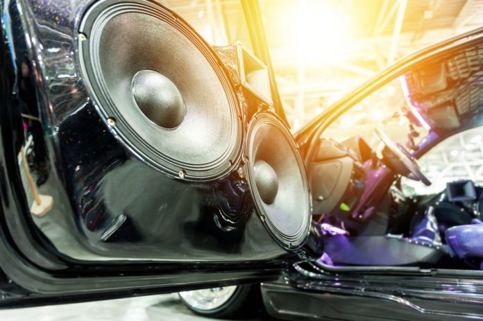 Cambiar la radio del coche: ¡así se monta y desmonta correctamente!