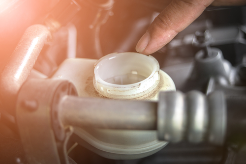 Cómo llega gas al líquido de frenos