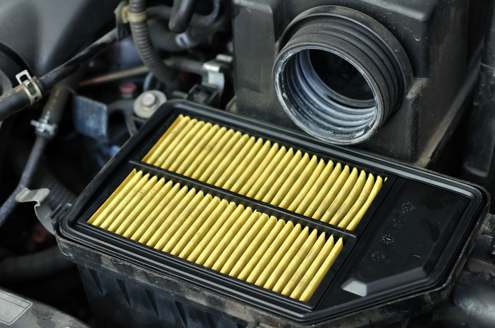 cambiar el filtro de polen en el compartimento del motor en casa