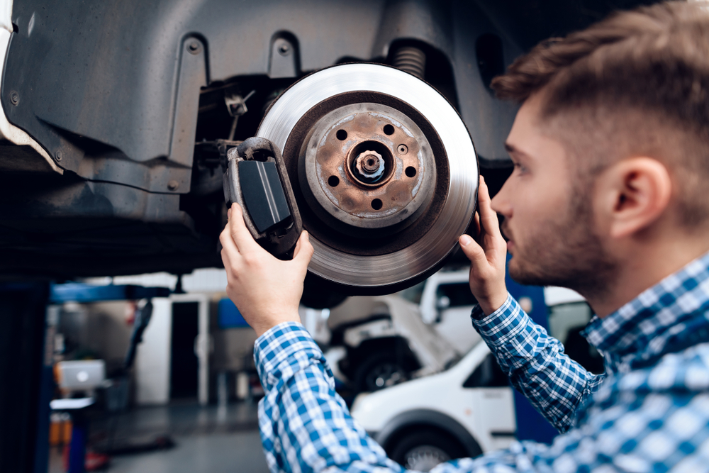 reparar chirridos de frenos en el taller