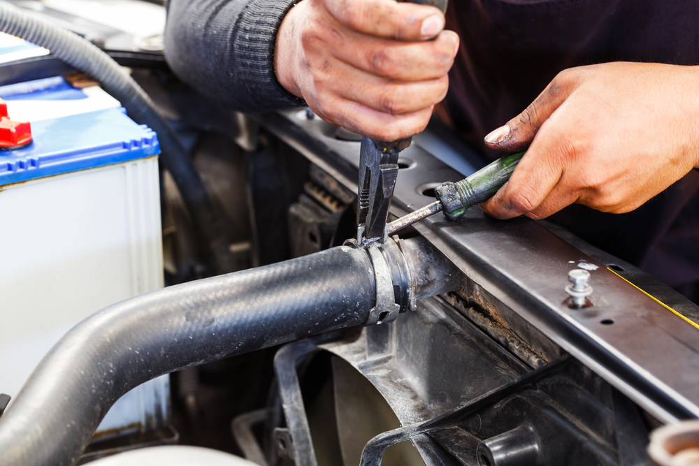 Corrige el daño correctamente manchas debajo del coche