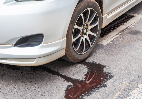 Manchas de diesel o gasolina debajo del carro