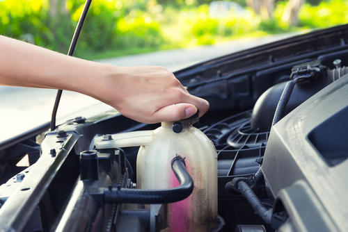 Manchas de refrigerante debajo del coche