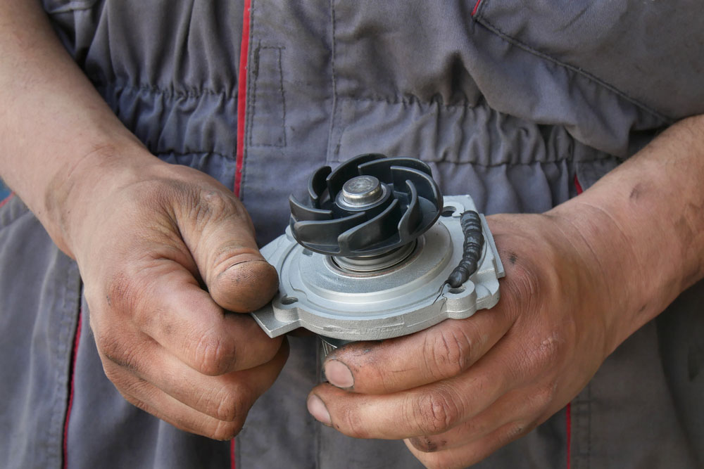 Cambiar la bomba de agua en casa o en un taller