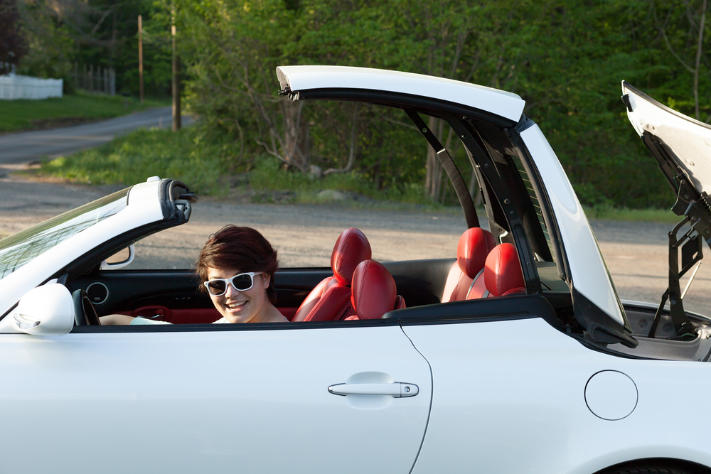 Un convertible completo con techo plegable