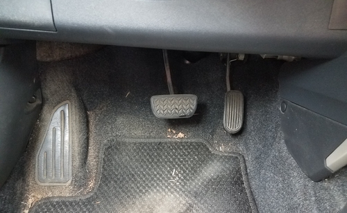 Inspeccionar los pedales del coche