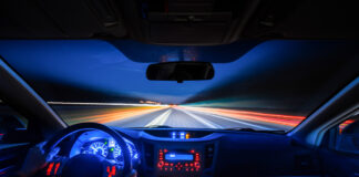 Buen ambiente en el coche con iluminación LED en el espacio reposapiés
