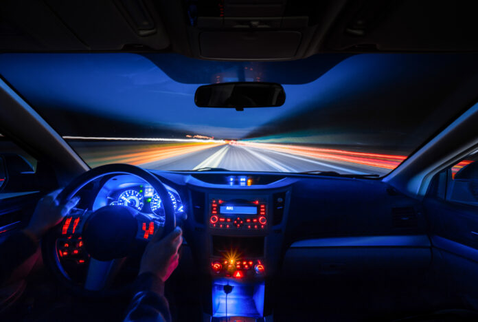 Buen ambiente en el coche con iluminación LED en el espacio reposapiés