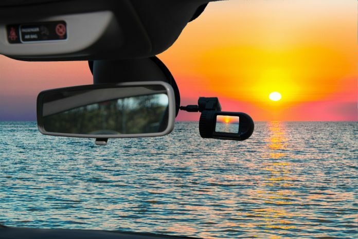 Siempre todo a la vista con dashcam y cámara de visión trasera